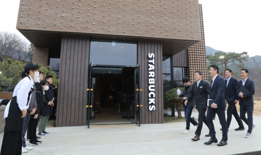 정용진 신세계그룹 회장이 2023년 3월 오픈한 스타벅스 '더북한산점'을 방문했다. /사진제공=신세계그룹