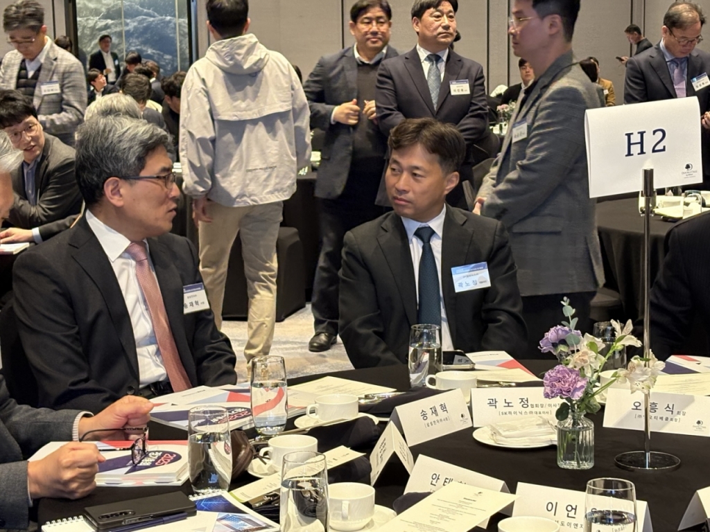 송재혁 삼성전자 DS 부문 CTO 겸 사장(왼쪽)과 곽노정 SK하이닉스 사장(오른쪽)이 5일 경기 성남시 더블트리 바이 힐튼 서울 판교에서 열린 한국반도체산업협회 정기총회에 참석했다. /사진=김호빈 기자