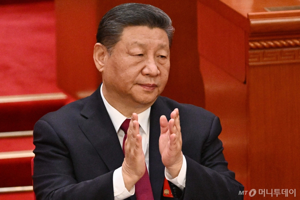 (베이징 AFP=뉴스1) 우동명 기자 = 시진핑 중국 국가주석이 5일(현지시간) 베이징 인민대회당에서 열린 전국인민대표대회(전인대) 개막식에 참석해 박수를 치고 있다. 2025.03.05 ⓒ AFP=뉴스1 Copyright © 뉴스1. All rights reserved. 무단 전재 및 재배포, AI학습 이용 금지. /사진=(베이징 AFP=뉴스1) 우동명 기자