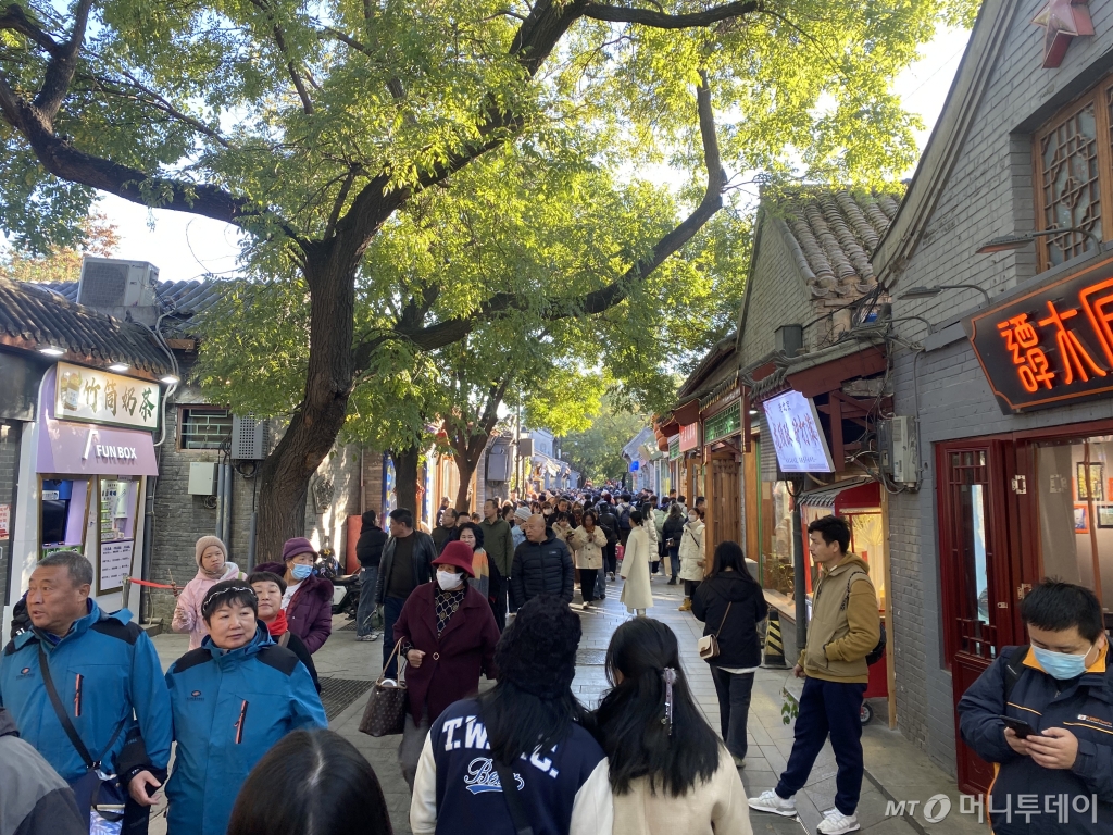 중국 내수경기 부진이 길어지면서 중국경제 하강국면이 예상보다 장기화할 수 있다는 전망이 나온다. 중국 베이징 시내 관광지 중 하나인 난뤄구샹(남라고항)을 찾은 중국인들의 모습. /사진=베이징(중국)=우경희 특파원