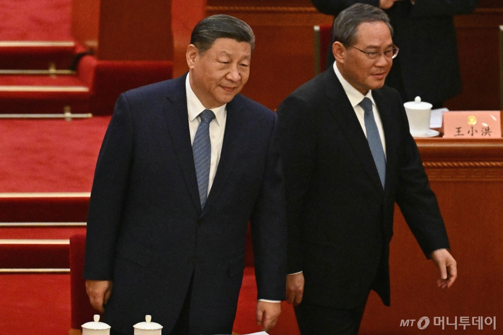 (베이징 AFP=뉴스1) 우동명 기자 = 시진핑 중국 국가 주석이 4일(현지시간) 베이징 인민대회당에서 열린 제14기 전국 인민 정치 협상회의(정협) 개막식에 리창 총리와 도착을 하고 있다. 2025.03.05 ⓒ AFP=뉴스1 Copyright © 뉴스1. All rights reserved. 무단 전재 및 재배포, AI학습 이용 금지. /사진=(베이징 AFP=뉴스1) 우동명 기자