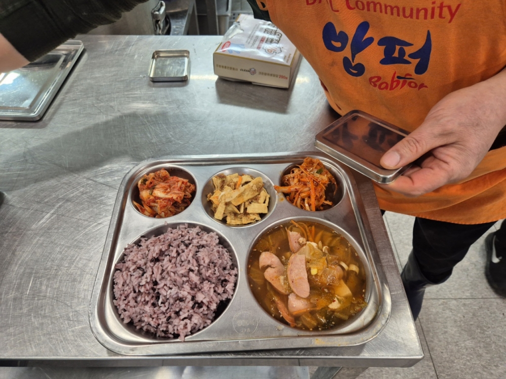 이날 예정된 메인 메뉴는 부대찌개. 반찬으로는 도라지 무침과 김치, 어묵볶음이다. 흑미밥으로 영양까지 챙겼다. /사진=박진호 기자.