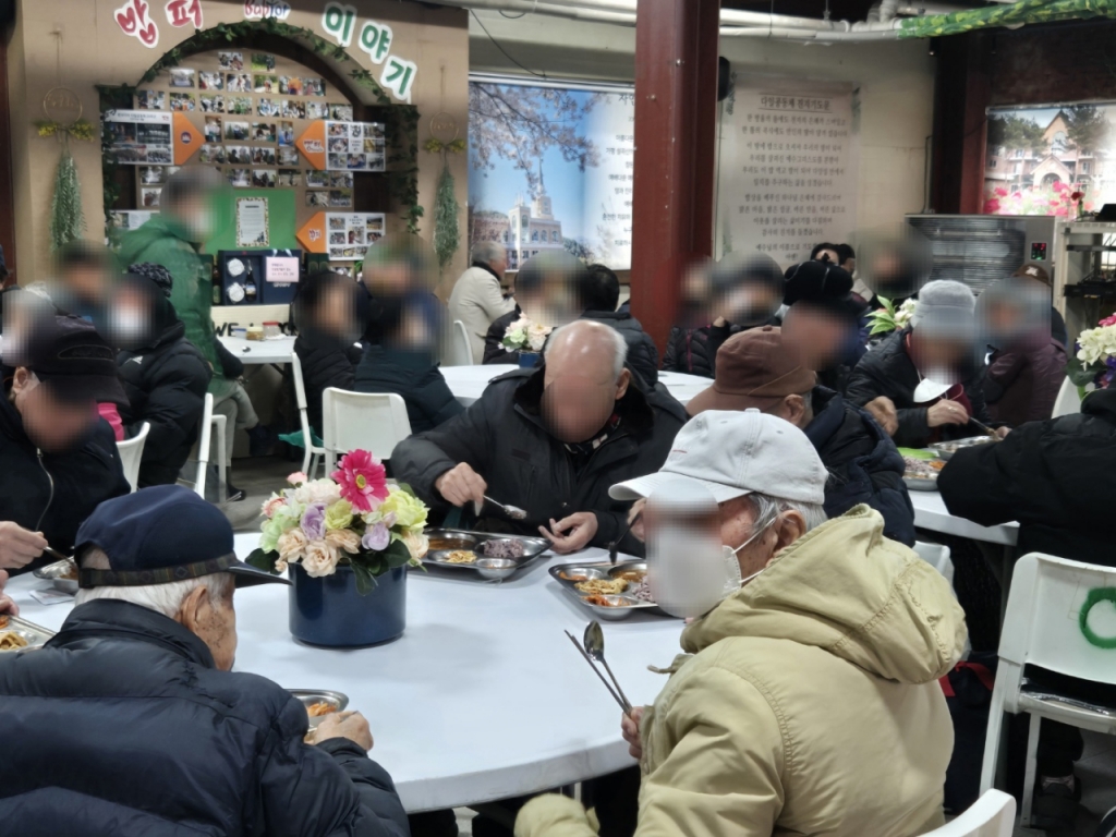 밥퍼에서 식사 중인 어르신들 모습. /사진=박진호 기자.