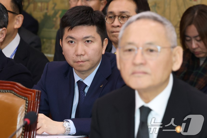 5일 국회 문화체육관광위원회 전체 회의에 참석한 유인촌(오른쪽) 문화체육관광부 장관과 유승민(가운데) 대한체육회장. /사진=뉴스1