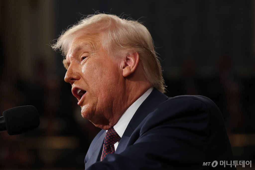 도널드 트럼프 미국 대통령이 4일(현지시간) 워싱턴 의사당 상·하원 합동회의에서 가진 연설서 "알래스카에 있는 세계 최대 규모 중 하나인 천연가스 파이프라인을 건설하는 사업에 일본, 한국 등이 우리의 파트너가 되기를 원하고 있다"고 밝히고 있다. /사진= AFP(뉴스1)