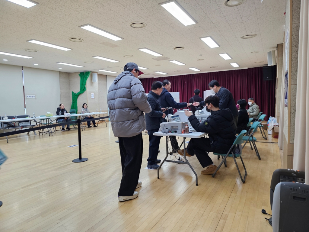 5일 오전 서울 종로구 숭인제1동주민센터에서 새마을금고 출자 회원들이 이사장을 뽑기 위해 투표하고 있다./사진=이창섭 기자.