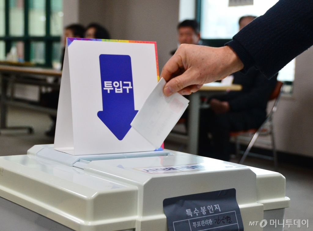 [청주=뉴시스] 서주영 기자 = 제1회 전국 동시 새마을금고 이사장 선거일인 5일 5일 충북 청주시 서원구 성화개신죽림동투표소(성화개신죽림동행정복지센터)에서 유권자가 투표함에 투표용지를 넣고 있다. 2025.03.05. juyeong@newsis.com /사진=서주영