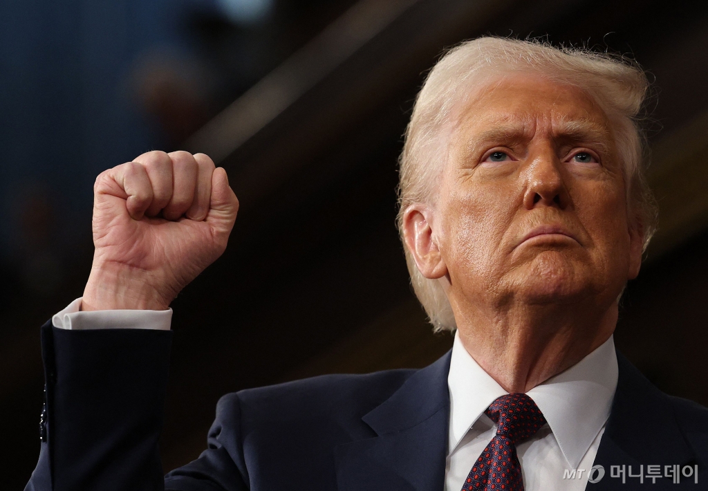 (워싱턴 AFP=뉴스1) 우동명 기자 = 도널드 트럼프 미국 대통령이 4일(현지시간) 워싱턴 의사당 상·하원 합동회의에서 주먹을 불끈 쥔 채 연설을 하고 있다. 2025.03.05   ⓒ AFP=뉴스1  Copyright © 뉴스1. All rights reserved. 무단 전재 및 재배포,  AI학습 이용 금지. /사진=(워싱턴 AFP=뉴스1) 우동명 기자
