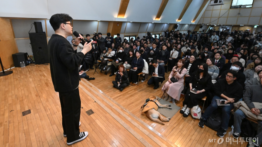 (서울=뉴스1) 오대일 기자 = 한동훈 전 국민의힘 대표가 5일 서울 마포구 청년문화공간JU에서 자신의 저서 '국민이 먼저입니다' 발간 기념 북콘서트에서 발언하고 있다. (공동취재) 2025.3.5/뉴스1  Copyright © 뉴스1. All rights reserved. 무단 전재 및 재배포,  AI학습 이용 금지. /사진=(서울=뉴스1) 오대일 기자