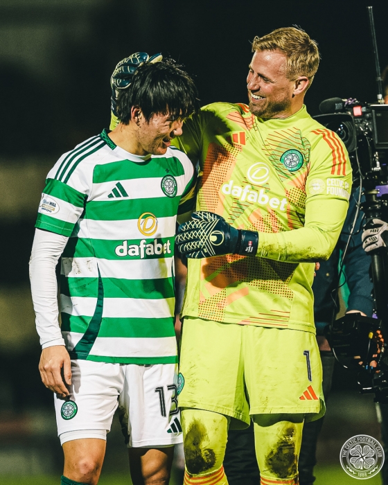 카스퍼 슈마마이켈(오른쪽)이 2일(한국시간) 스코틀랜드 페이즐리의 더 스미사 스타디움에서 열린 2024~2025시즌 스코틀랜드 프리미어십 29라운드 경기가 끝난 뒤 양현준의 머리를 쓰다듬고 있다. /사진=셀틱 공식 사회관계망서비스(SNS)