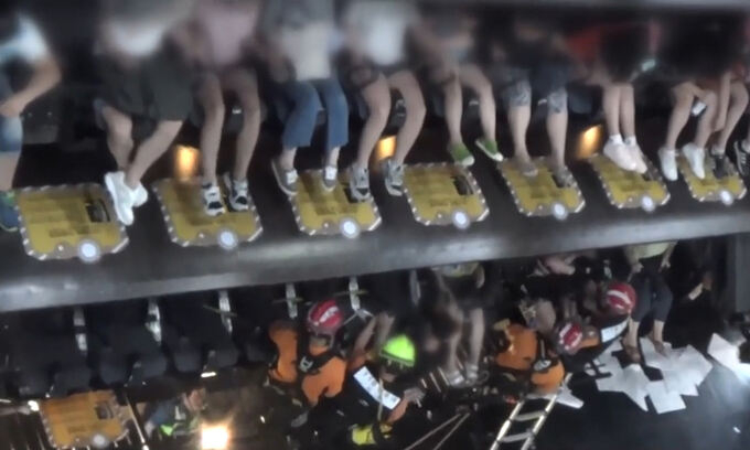 2017년 롯데월드 놀이기구 플라이벤처가 운행 중 멈춰 출동한 소방 당국이 구조 활동을 벌이고 있다. /사진=YTN 갈무리