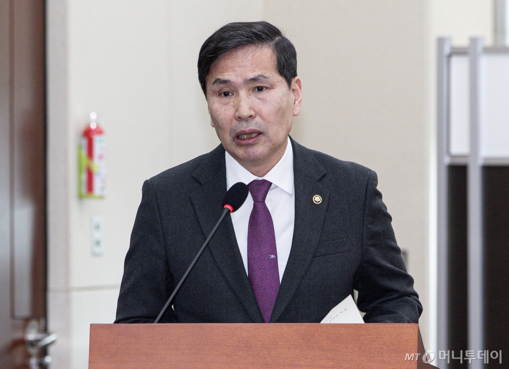 (서울=뉴스1) 이재명 기자 = 김선호 국방부 장관 직무대행이 11일 오후 서울 여의도 국회에서 열린 제422회 국회(임시회) 국방위원회 제1차 전체회의에서 업무보고를 하고 있다. 2025.2.11/뉴스1 Copyright © 뉴스1. All rights reserved. 무단 전재 및 재배포, AI학습 이용 금지. /사진=(서울=뉴스1) 이재명 기자