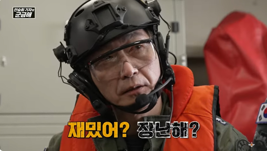 국군대전병원과 해군 1함대가 지난달 27일 진행한 합동 의무지원훈련에 이국종 국군대전병원장이 참석했다. 이 원장은 직접 메스를 잡고 의무대에 자신의 경험과 지식을 전달했다. /사진=국방홍보원 KFN 유튜브 채널 캡처