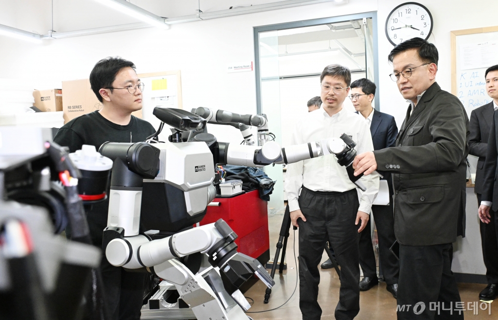 (서울=뉴스1) = 최상목 경제부총리 겸 기획재정부 장관이 8일 오후 대전 대덕연구개발특구 첨단 로봇기업인 레인보우로보틱스를 방문, 연구시설을 둘러보고 있다. (기획재정부 제공) 2024.4.8/뉴스1 Copyright © 뉴스1. All rights reserved. 무단 전재 및 재배포, AI학습 이용 금지. /사진=(서울=뉴스1)
