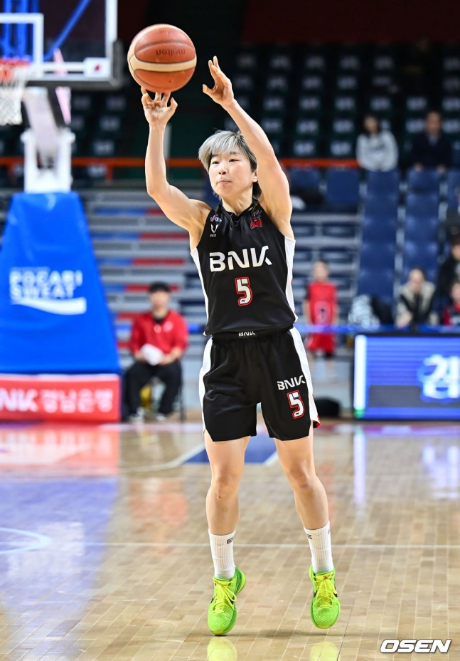 BNK 안혜지가 3점슛을 시도하고 있다.