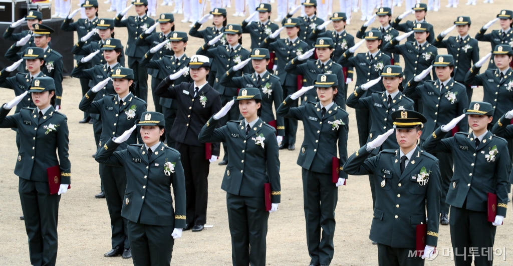 (대전=뉴스1) 김기태 기자 = 5일 대전 국군간호사관학교에서 열린 제65기 졸업 및 임관식에서 신임 소위들이 거수경례를 하고 있다. 2025.3.5/뉴스1  Copyright © 뉴스1. All rights reserved. 무단 전재 및 재배포,  AI학습 이용 금지. /사진=(대전=뉴스1) 김기태 기자