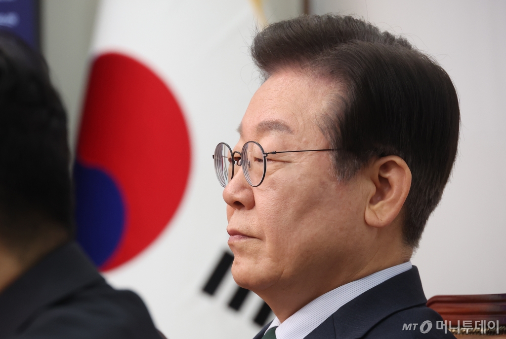 [서울=뉴시스] 조성봉 기자= 이재명 더불어민주당 대표가 5일 오전 서울 여의도 국회에서 열린 최고위원회의에서 잠시 생각에 잠겨 있다. 2025.03.05. suncho21@newsis.com /사진=조성봉