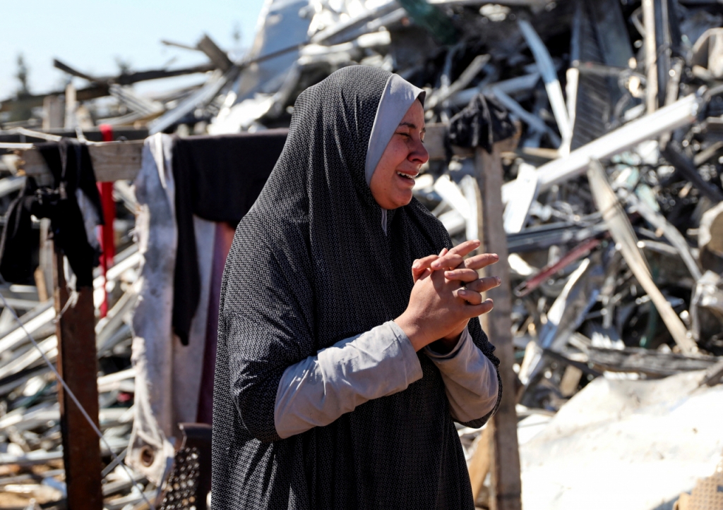 가자 지구 거주민이 2일(현지시간) 이스라엘 공습으로 사망한 주민을 위한 장례식에서 애도하는 모습./로이터=뉴스1
