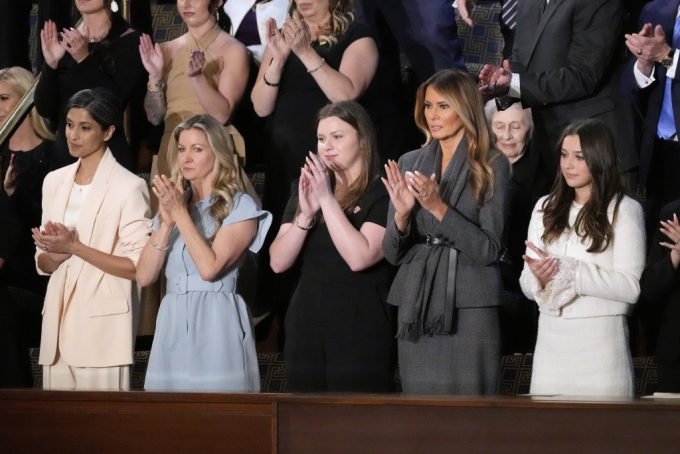 멜라니아 트럼프(오른쪽 두 번째) 여사가 4일(현지 시간) 미 의회에서 도널드 트럼프 미국 대통령의 상·하원 합동 연설 중 기립 박수하고 있다. /AP=뉴시스