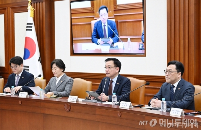 (서울=뉴스1) = 최상목 대통령 권한대행 부총리 겸 기획재정부 장관이 5일 서울 종로구 정부서울청사에서 열린 '국정현안관계장관회의 겸 경제관계장관회의 겸 산업경쟁력강화관계장관회의'에서 모두발언을 하고 있다. (기획재정부 제공. 재판매 및 DB 금지) 2025.3.5/뉴스1 Copyright © 뉴스1. All rights reserved. 무단 전재 및 재배포, AI학습 이용 금지. /사진=(서울=뉴스1)