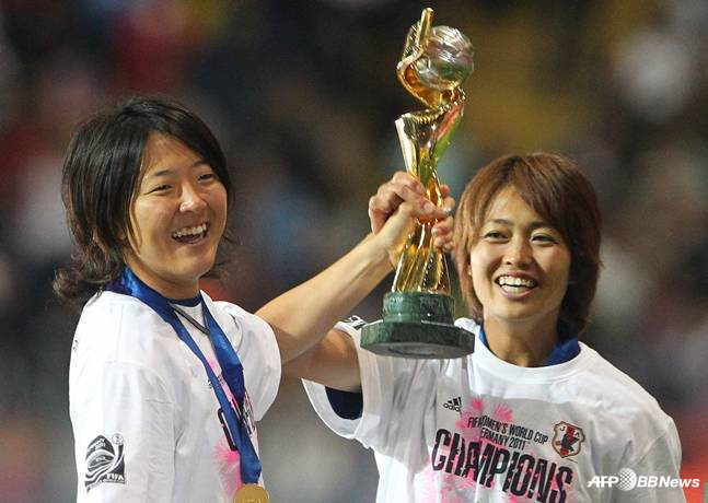 나가사토 유키(왼쪽)가 월드컵 우승 트로피를 들고 미소짓고 있다. /AFPBBNews=뉴스1
