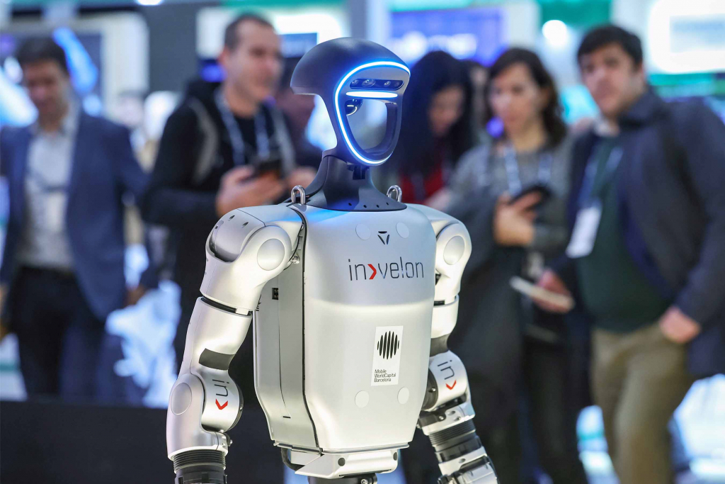 5일(현지시간) 스페인 바르셀로나 피라 그란 비아 전시장에서 열린 '모바일 월드 콩그레스(MWC) 2025'에서 이족 보행 휴머노이드 로봇이 관람객들의 이목을 끌고 있다./사진=뉴스1  /사진=(바르셀로나(스페인)=뉴스1) 민경석 기자