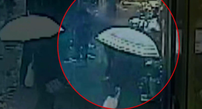 지난해 11월 유명 셰프 A씨가 운영하는 레스토랑의 유리 통창이 넘어져 길을 가던 40대 여성이 다치는 일이 발생했다. 피해자 측은 치료비 등 합의금으로 380만원을 요구했지만 A씨 측이 손해배상액의 근거를 요구해 합의하지 못했다. 결국 A씨는 과실치상 혐의로 입건돼 두 차례 경찰 조사를 받았다. /사진=TV조선 '뉴스9' 캡처