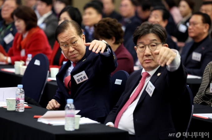 권영세 국민의힘 비상대책위원장과 권성동 원내대표가 5일 경북 경주시 더케이호텔에서 열린 ‘부산·대구·울산·경북·경남 기초의원 연수’에서 손짓하고 있다. 2025.03.05. /사진=뉴시스 /사진=이무열