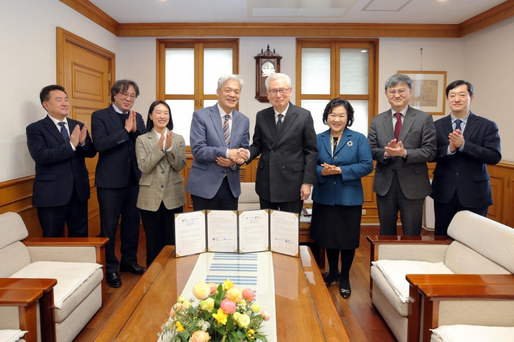 계명대와 국립국제교육원 관계자들이 업무협약 후 기념촬영하고 있다./사진제공=계명대