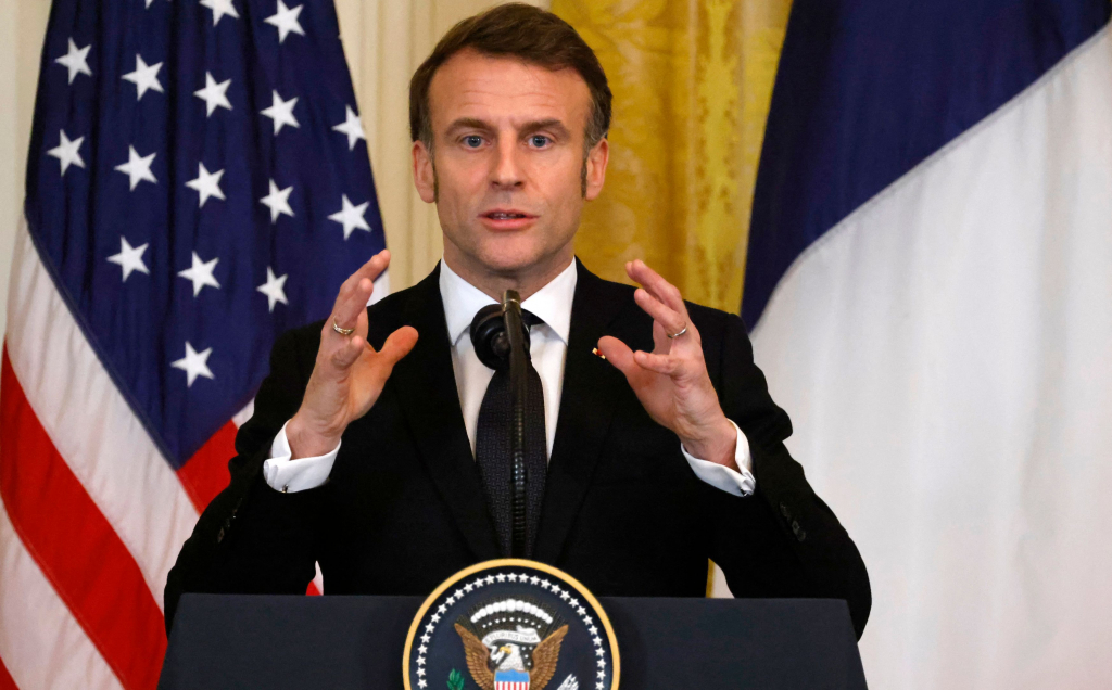 에마뉘엘 마크롱 프랑스 대통령이 2월24일(현지 시간) 워싱턴 백악관에서 도널드 트럼프 미국 대통령과 회담을 마친 뒤 기자회견을 하고 있다. /AFPBBNews=뉴스1