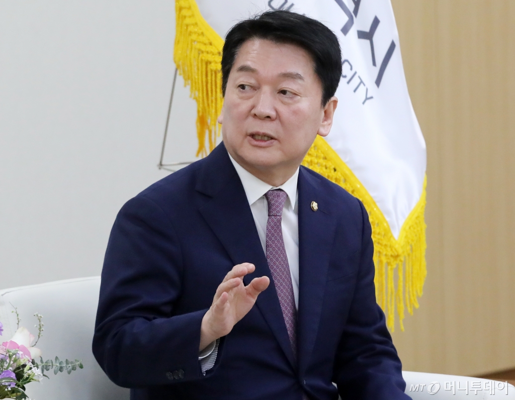 (부산=뉴스1) 윤일지 기자 = 안철수 국민의힘 의원이 5일 부산 연제구 부산시청 의전실에서 박형준 부산시장과 비공개 면담에 앞서 대화하고 있다. 2025.3.5/뉴스1 Copyright © 뉴스1. All rights reserved. 무단 전재 및 재배포, AI학습 이용 금지. /사진=(부산=뉴스1) 윤일지 기자