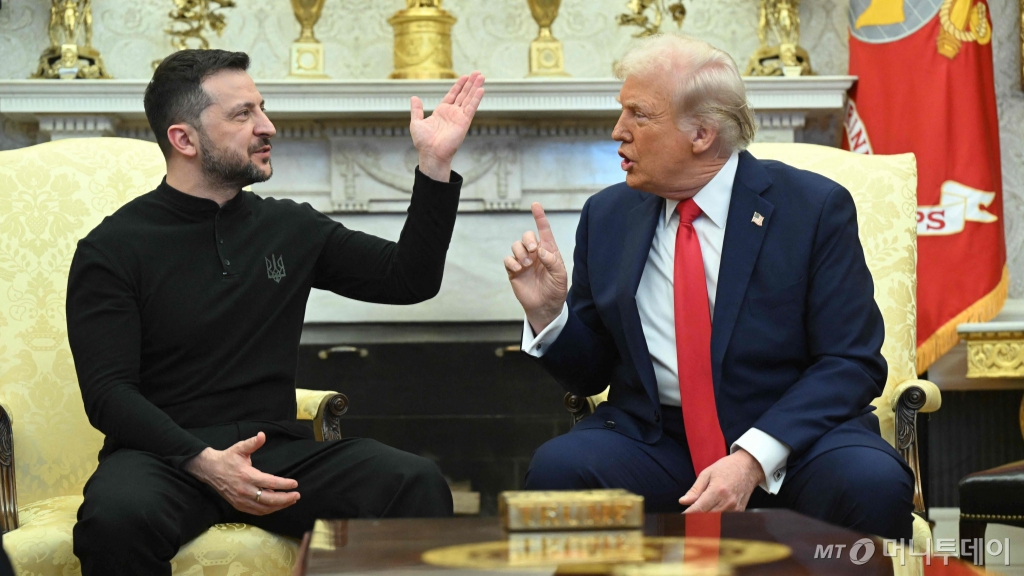 (워싱턴 AFP=뉴스1) 우동명 기자 = 도널드 트럼프 미국 대통령이 28일(현지시간) 워싱턴 백악관에 도착한 볼로디미르 젤렌스키 우크라이나 대통령과 정상 회담 중 설전을 하고 있다. 2025.03.01 ⓒ AFP=뉴스1 Copyright © 뉴스1. All rights reserved. 무단 전재 및 재배포, AI학습 이용 금지. /사진=(워싱턴 AFP=뉴스1) 우동명 기자