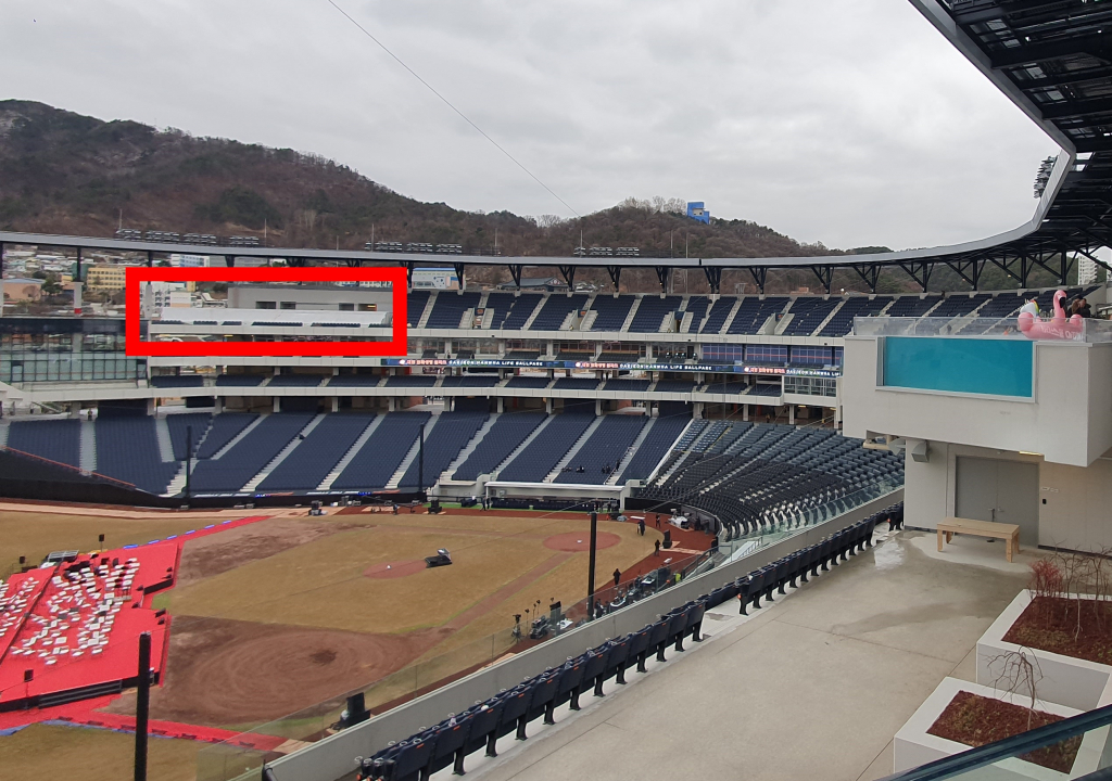 한화이글스 새 홈구장 대전 한화생명 볼파크 내 4층 캠핑장에서 바라본 필드. 1루쪽 4층 빈 공간(빨간색 네모)에는 테이블석을 설치 중이다. /사진=김동윤 기자