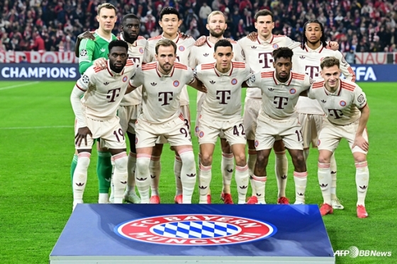 독일 뮌헨의 알리안츠 아레나에서 열린 2024~2025시즌 유럽축구연맹(UEFA) 챔피언스리그(UCL) 16강 1차전 경기 전 바이에른 뮌헨 선수들이 기념촬영을 하고 있다./AFPBBNews=뉴스1