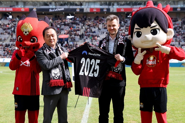 왼쪽부터 여은주 FC서울 대표이사와 마리우스 브리에디스 노드VPN CTO(최고기술책임자). /사진=FC서울 제공