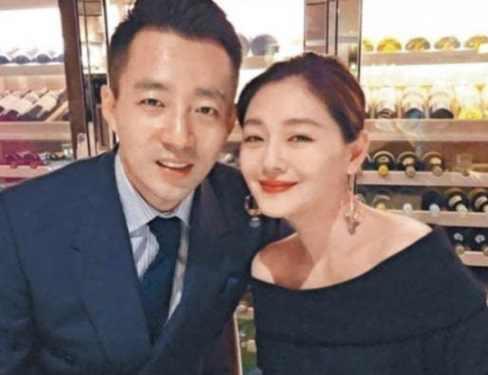 왼쪽부터 전남편 왕샤오페이와 쉬시위안. /사진=쉬시위안 SNS 캡처