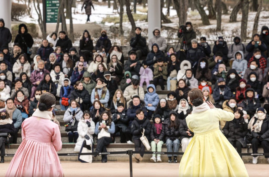 설 연휴 마지막 날인 1월 30일 서울 중구 남산골한옥마을에서 열린 2025 남산골 설축제 '새해 꽃등'을 찾은 시민들이 국악 공연을 보고 있다. / 사진 = 뉴시스 /사진=정병혁