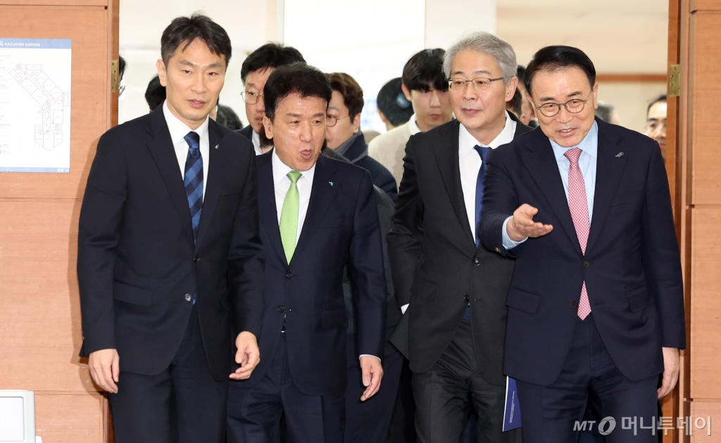 [서울=뉴시스] 추상철 기자 = 이복현(왼쪽) 금융감독원장이 13일 오전 서울 종로구 한국금융연수원에서 열린 '사외이사 양성 및 역량강화를 위한 업무협약식'에 참석자들과 함께 입장하고 있다. 2025.02.13. scchoo@newsis.com /사진=추상철