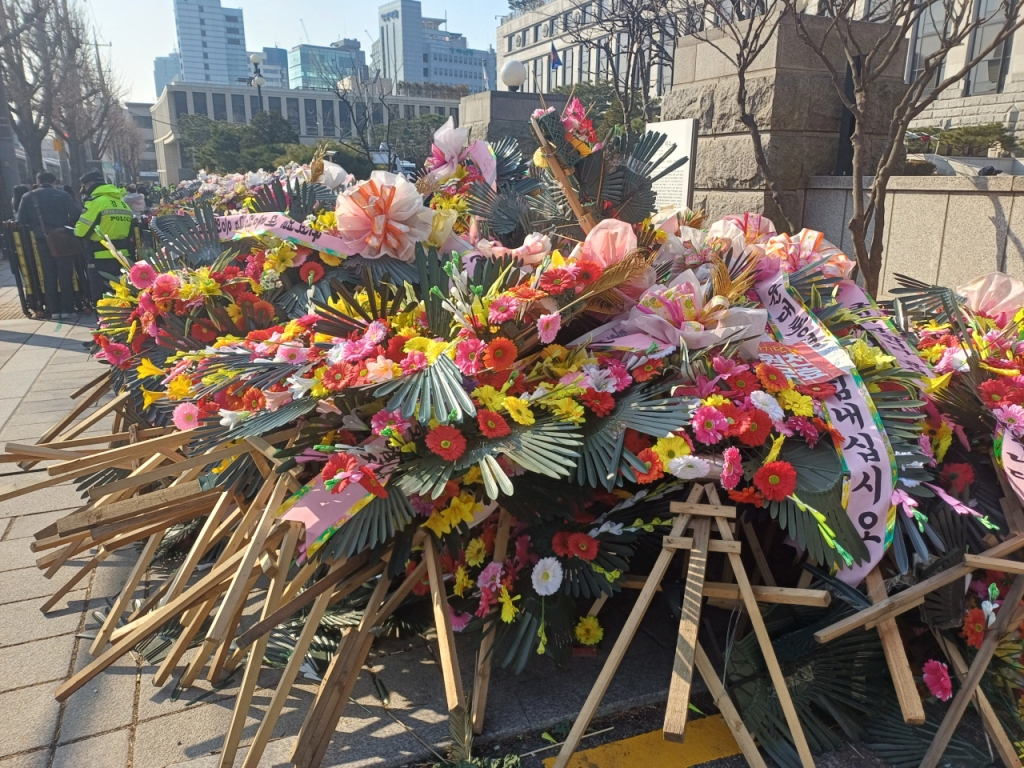 6일 오전 헌법재판소 담장 인근 한켠에 정리된 화환들. /사진=오석진 기자.