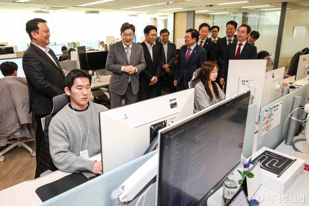 권성동 국민의힘 원내대표가 6일 서울 강서구 LG AI 연구원에서 열린 'AI G3 도약을 위한 현장 간담회' 참석에 앞서 AI 관련 부서 사무실을 방문하고 있다. /사진=공동취재단