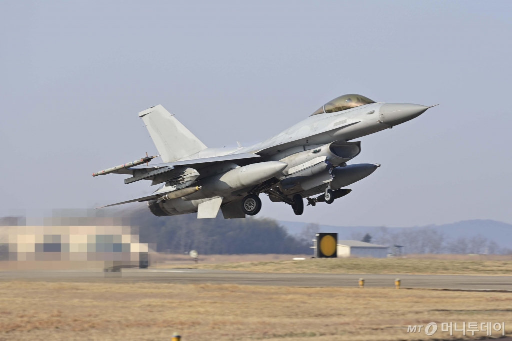 지난 1월23일 경기 포천 승진훈련장에서 열린 혹한기 공지합동 및 통합화력운용 훈련에서 MK-82 폭탄을 장착한 KF-16 전투기가 이륙하고 있다. / 사진=공군
