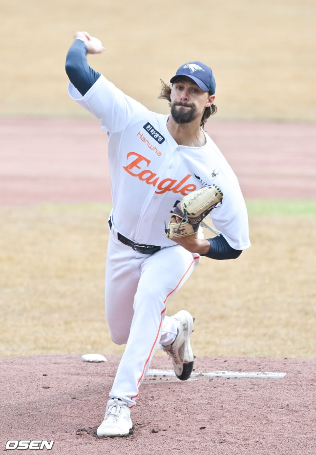 한화 와이스가 6일 대전 한화생명 볼파크에서 열린 청백전에서 공을 던지고 있다.