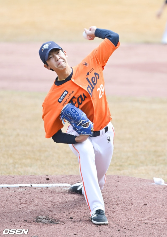 한화 퓨처스팀의 황준서가 6일 대전 한화생명 볼파크에서 열린 청백전에서 공을 던지고 있다.