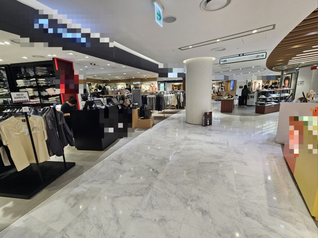 6일 정오쯤 찾은 서울 중구 롯데면세점 화장품·의류 판매대 모습. 손님들이 없어 한산한 모습이다/사진=박상혁 기자