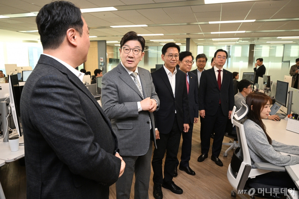 권성동 국민의힘 원내대표가 6일 서울 강서구 LG AI 연구원에서 열린 'AI G3 도약을 위한 현장 간담회' 참석에 앞서 AI 관련 부서 사무실을 방문하고 있다./사진=뉴시스