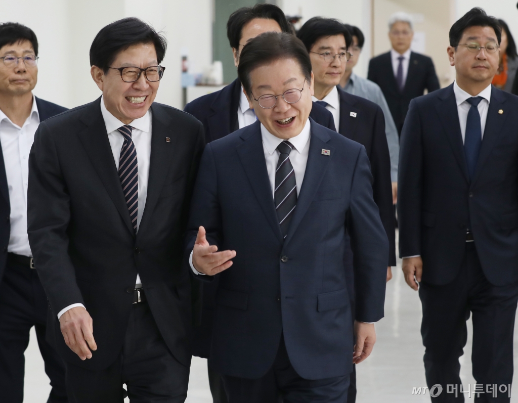 이재명 더불어민주당 대표가 6일 부산 강서구 부산항만공사 신항지사를 방문해 박형준 부산시장과 면담하기 위해 이동하고 있다. 2025.3.6/사진=뉴스1 /사진=(부산=뉴스1) 윤일지 기자