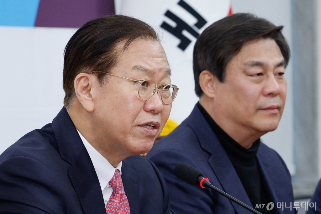 (서울=뉴스1) 안은나 기자 = 권영세 국민의힘 비상대책위원장이 6일 서울 여의도 국회에서 열린 중산층·서민경제위원회 임명장 수여식 및 1차 회의에서 모두 발언하고 있다. 오른쪽은 김선동 위원장. 2025.3.6/뉴스1  Copyright © 뉴스1. All rights reserved. 무단 전재 및 재배포,  AI학습 이용 금지. /사진=(서울=뉴스1) 안은나 기자