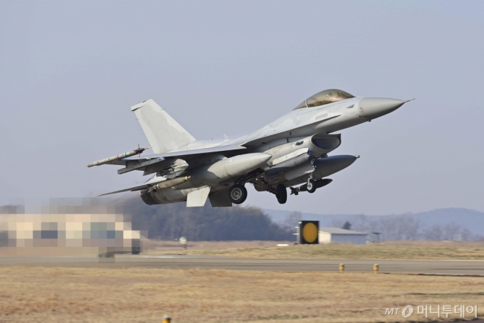 지난 1월23일 경기 포천 승진훈련장에서 열린 혹한기 공지합동 및 통합화력운용 훈련에서 MK-82 폭탄을 장착한 KF-16 전투기가 이륙하고 있다. / 사진=공군