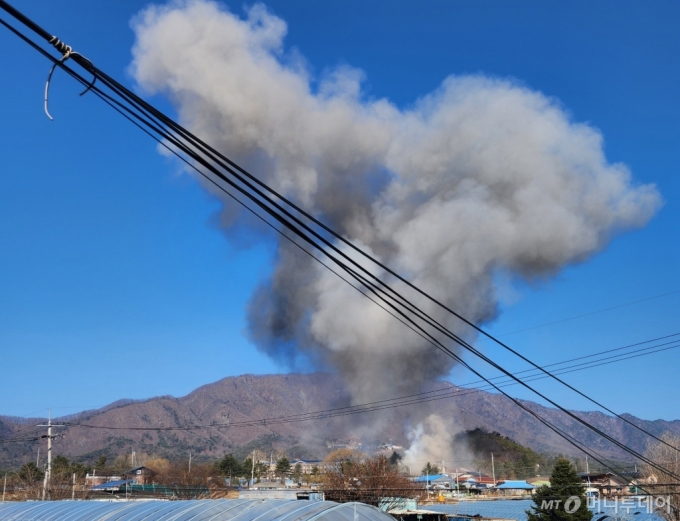 6일 오전 경기 포천에서 한미 통합화력 실사격 훈련 중 공군 KF-16에서 MK-82 폭탄 8발이 비정상 투하되며 탄이 떨어진 노곡리 민가에 연기가 발생하고 있다. / 사진=뉴시스