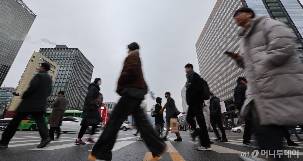 설 연휴가 끝난 지난 1월31일 서울 종로구 광화문네거리에서 직장인들이 출근길 발걸음을 옮기고 있다. / 사진제공=뉴스1